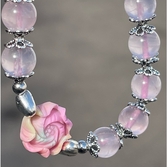 Mozambique Rose Quartz Stretchy Bracelet with Pressed Seashells Flower Charm - Picture 6 of 8